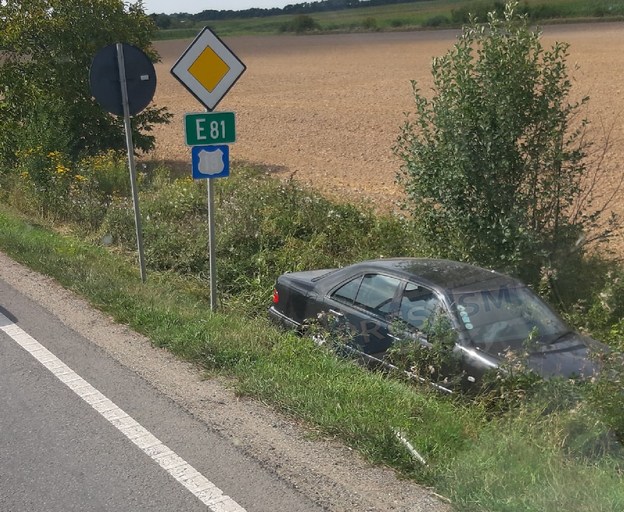 Accident în Ardud. Șoferița a ajuns cu mașina în șanț. Două persoane, rănite