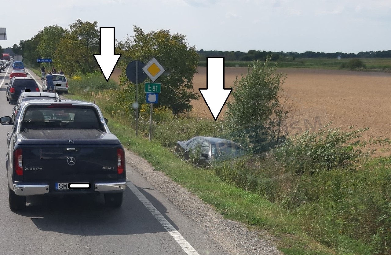 FOTO. ACCIDENT. Două mașini au ajuns în șanț, în județul Satu Mare