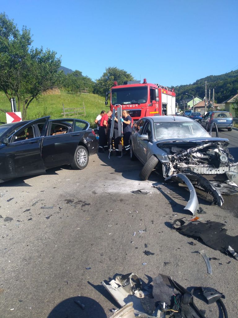 FOTO. Accident în lanț, cu 4 victime. Mașina unui sătmărean, izbită frontal