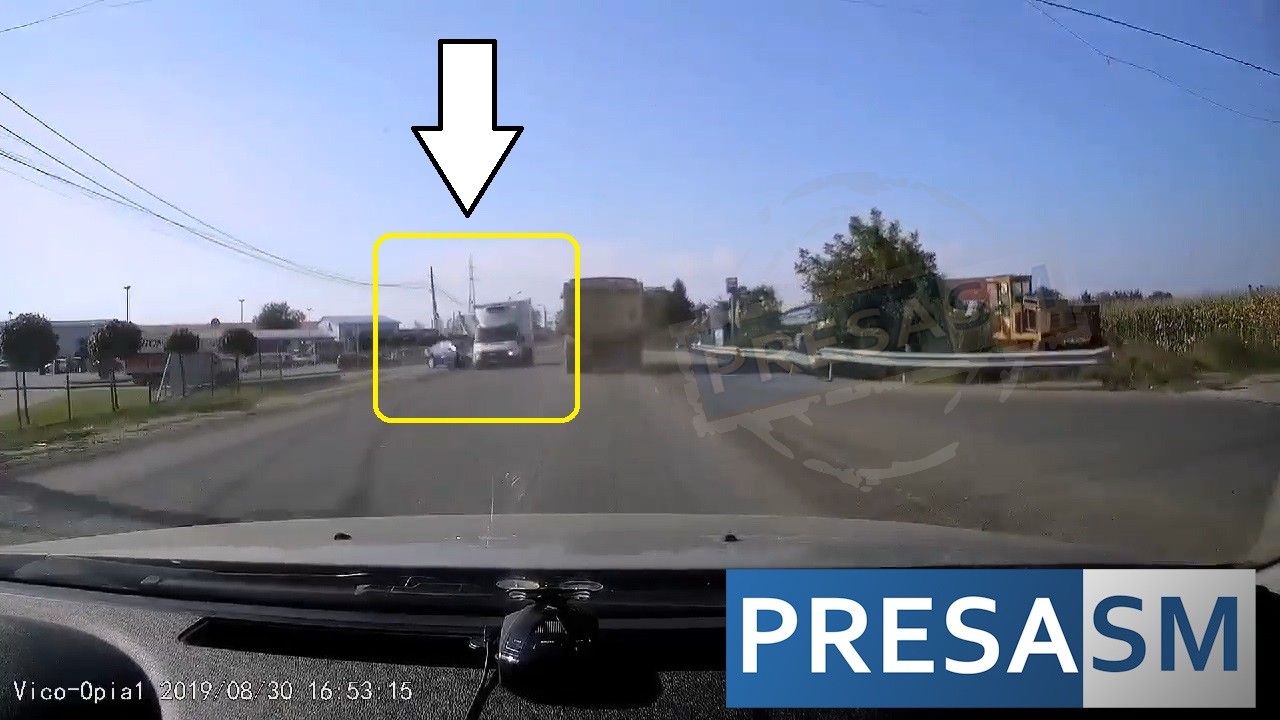 VIDEO. Accident surprins live în Satu Mare. O șoferiță, la un pas de tragedie