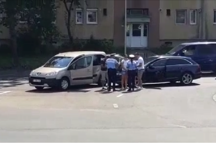 VIDEO. Un nou accident în sensul de la Kaufland! A intervenit Poliția Rutieră