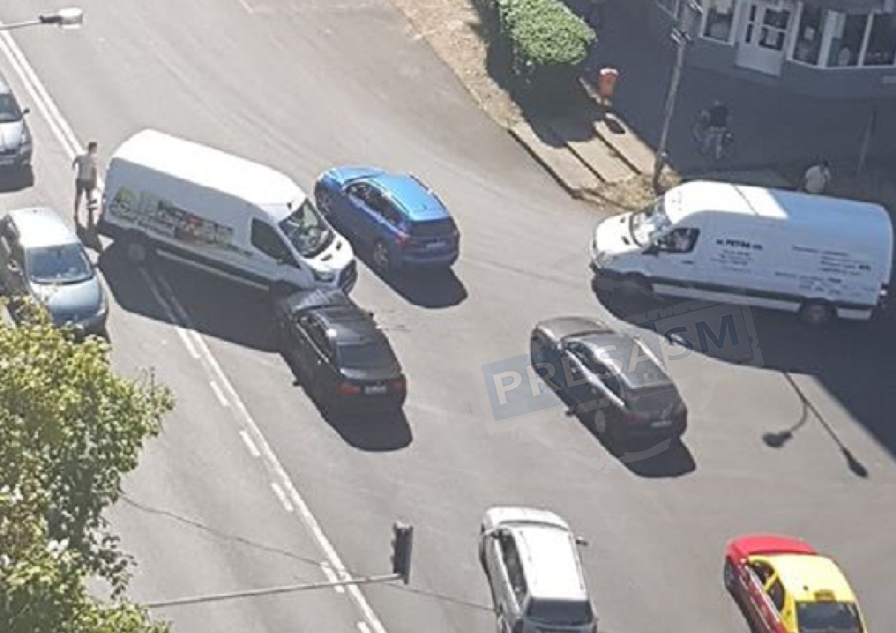 FOTO. Accident pe B-dul Goga. Impact între o dubă și un BMW