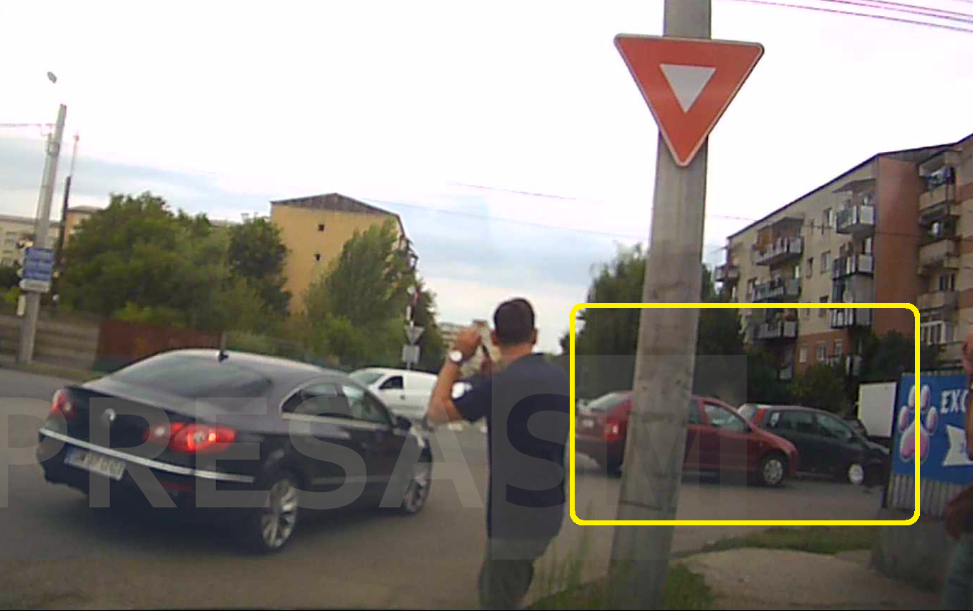 FOTO/VIDEO. Accident surprins LIVE în municipiul Satu Mare. Șofer extrem de nesigur