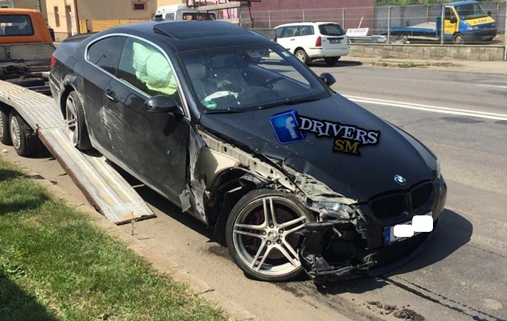 FOTO. Șoferul unui BMW l-a ”parcat” într-o casă. O femeie la Urgență
