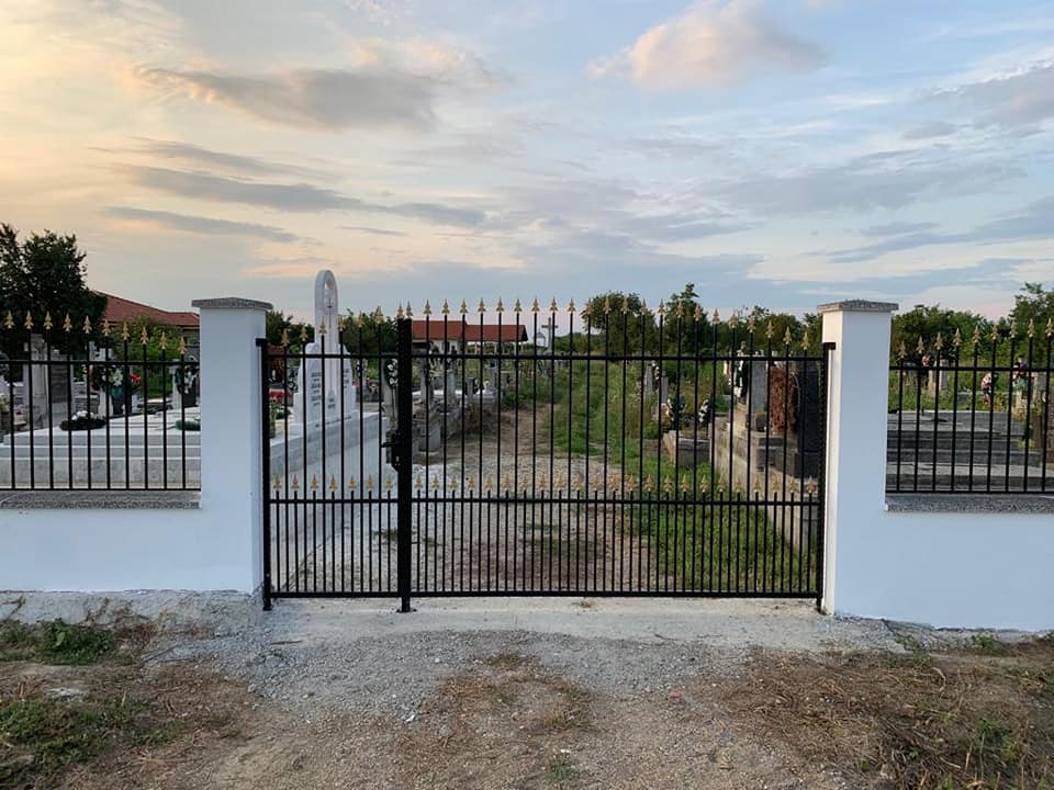 FOTO. Sătmăreanca care a reabilitat singură un cimitir! Cu banii săi, fără să stea pe gânduri