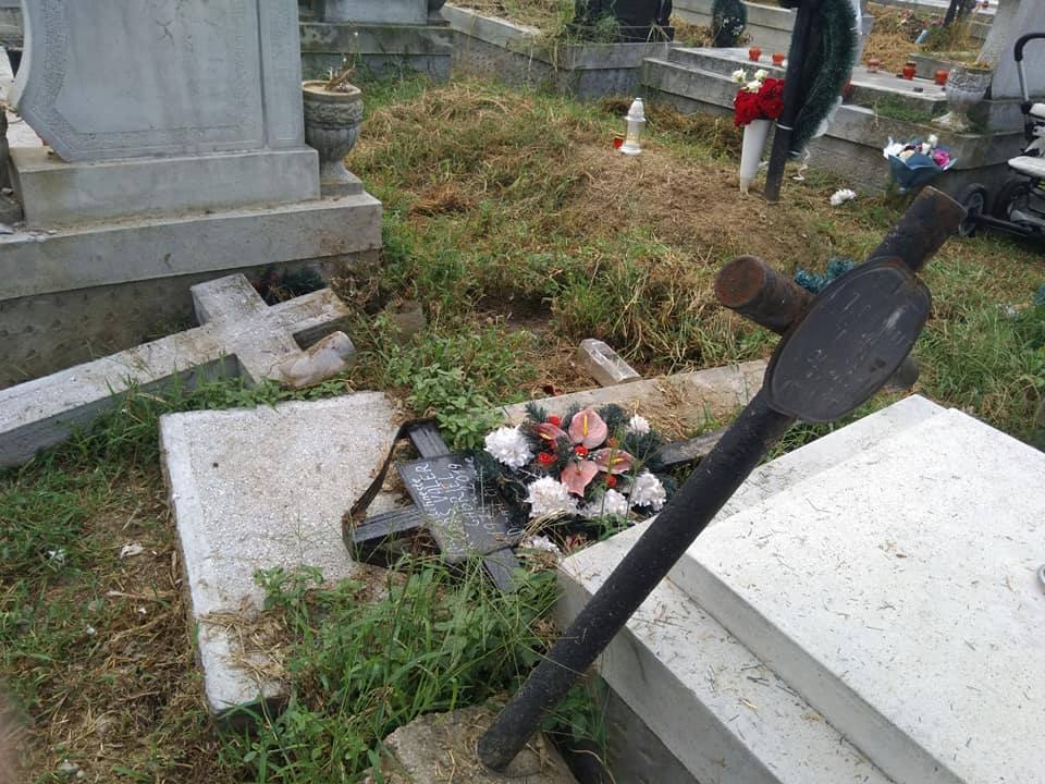 FOTO. Cimitirul de pe Amațului, fără paznic. Cu morminte distruse și cerșetori