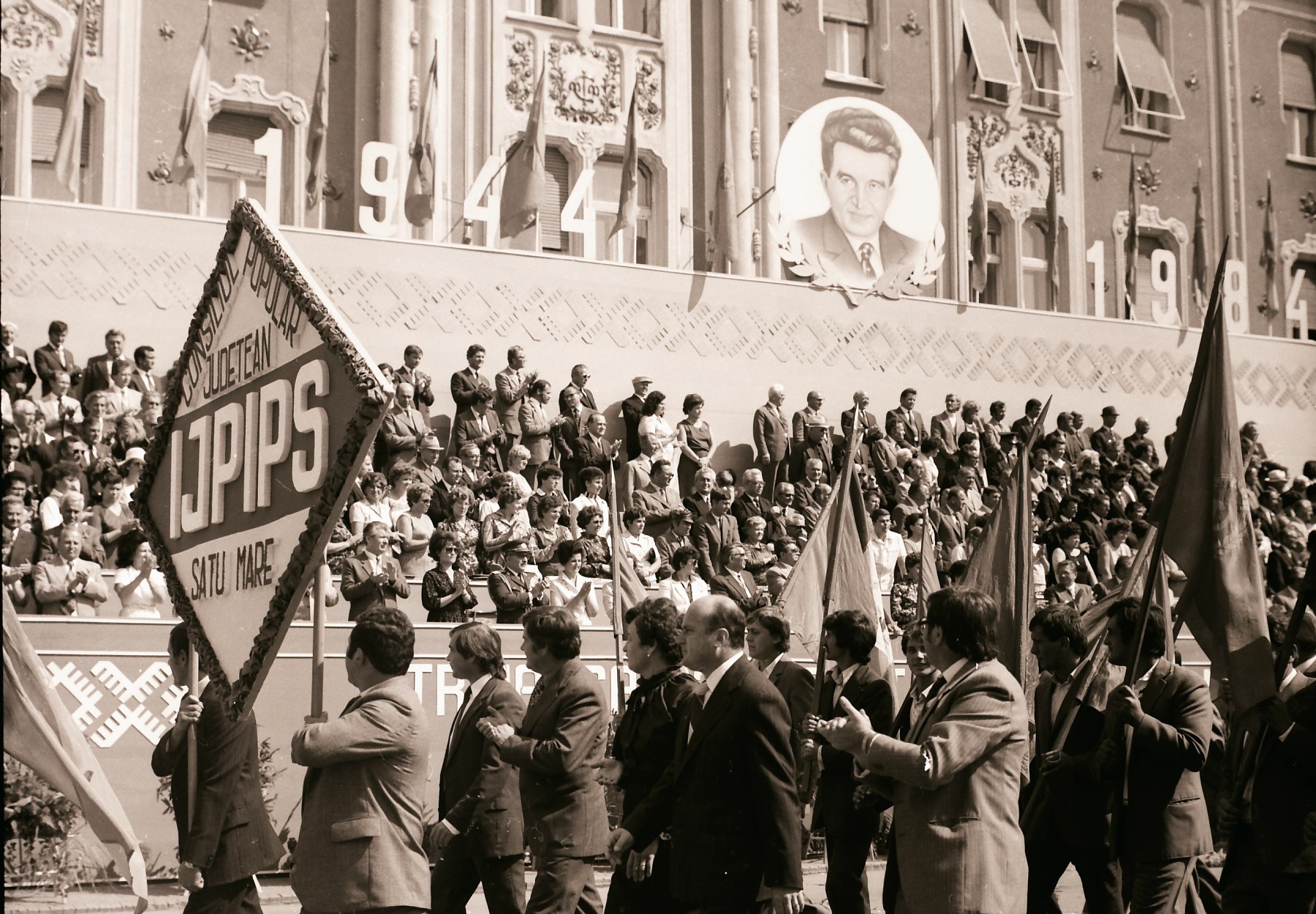 FOTO. Așa se sărbătorea 23 august în Satu Mare. Mii de persoane defilau pe străzi