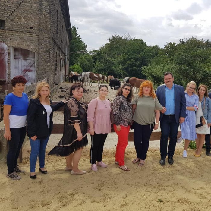 FOTO. În plin scandal de molestare a unei minore, autoritățile se țin de delegații