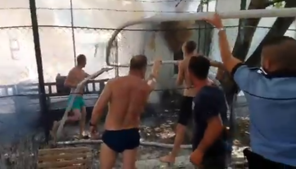 VIDEO. Lecție de civism! Civilii au sărit să stingă incendiul de la Famous, în Satu Mare