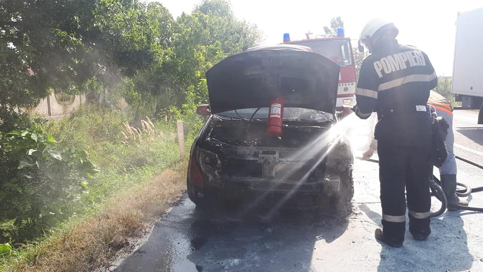 FOTOGALERIE. Un scurt-circuit a făcut scrum fața unei mașini, Pe DN 19, în județ