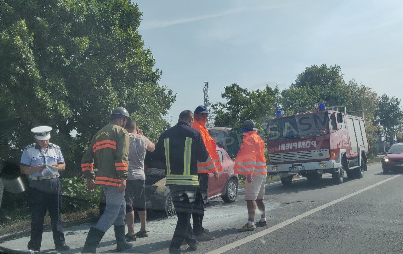 Cum au reușit un șofer și un trecător să stingă incendiul de la mașină înaintea pompierilor