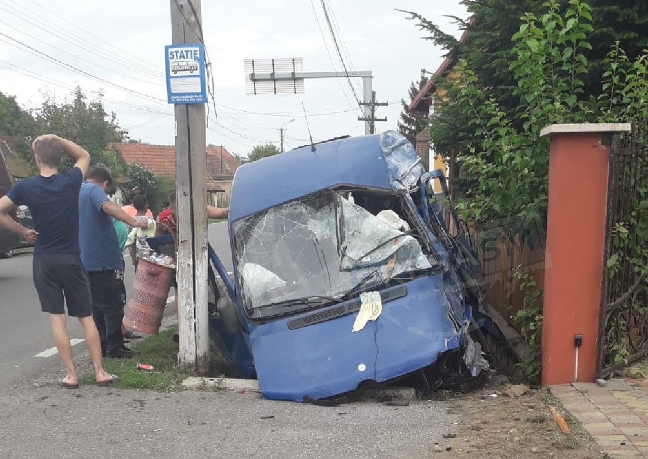 FOTO. Accident grav la Halmeu! Microbuz oprit într-un cap de pod