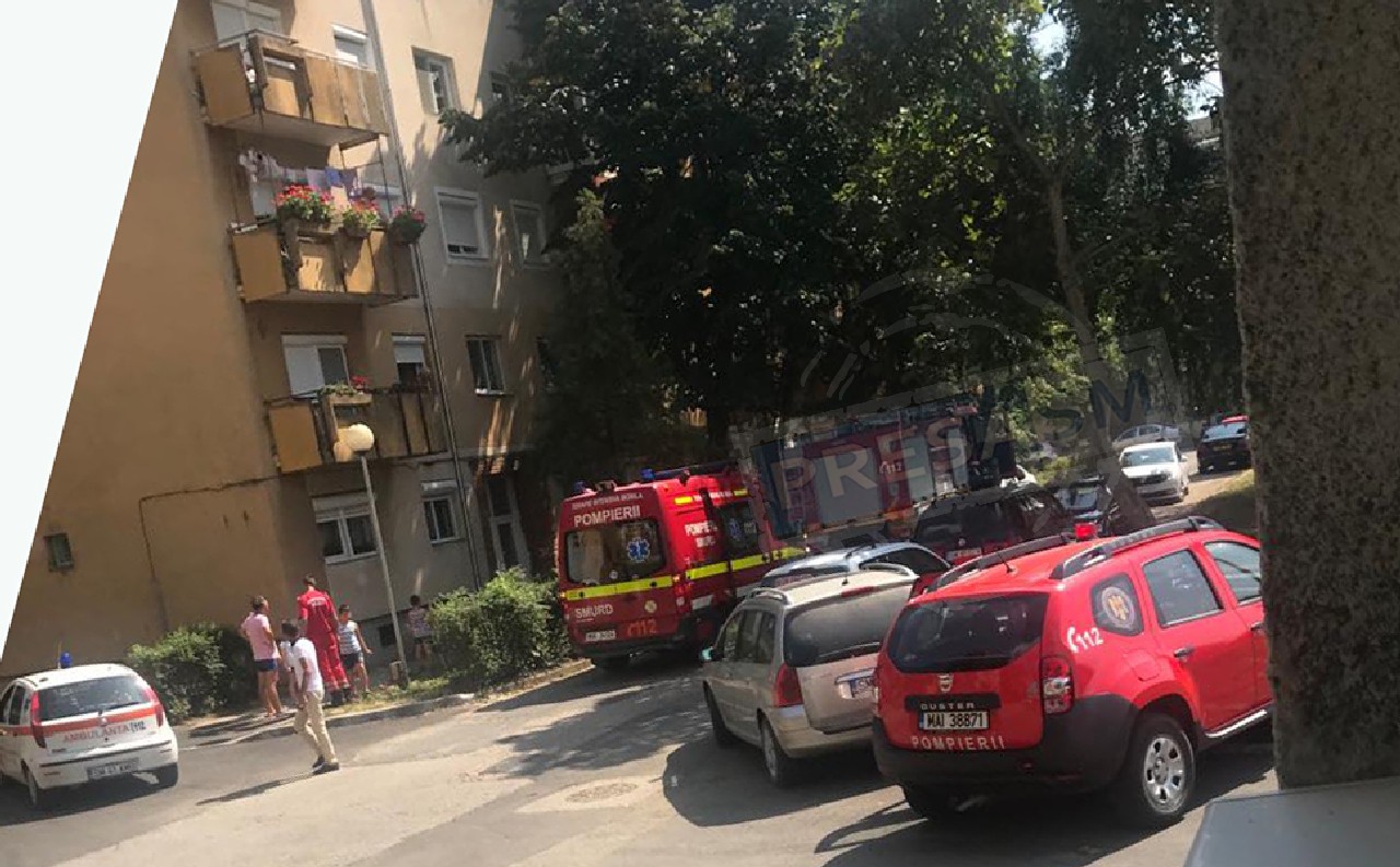 FOTO. Panică provocată de o gospodină într-un bloc din Micro 17. Desfășurare de forțe