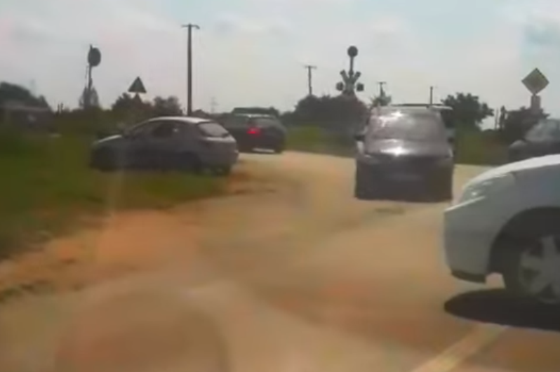 VIDEO. Șoferi ”sinucigași”. Cum trec pe culoarea roșie a semaforului CFR în Satu Mare