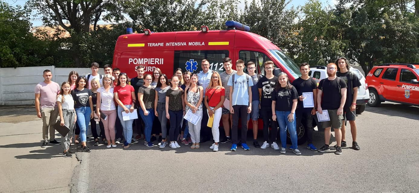 FOTO. Eroi din pasiune! Zeci de tineri sătmăreni ajută voluntar pompierii!