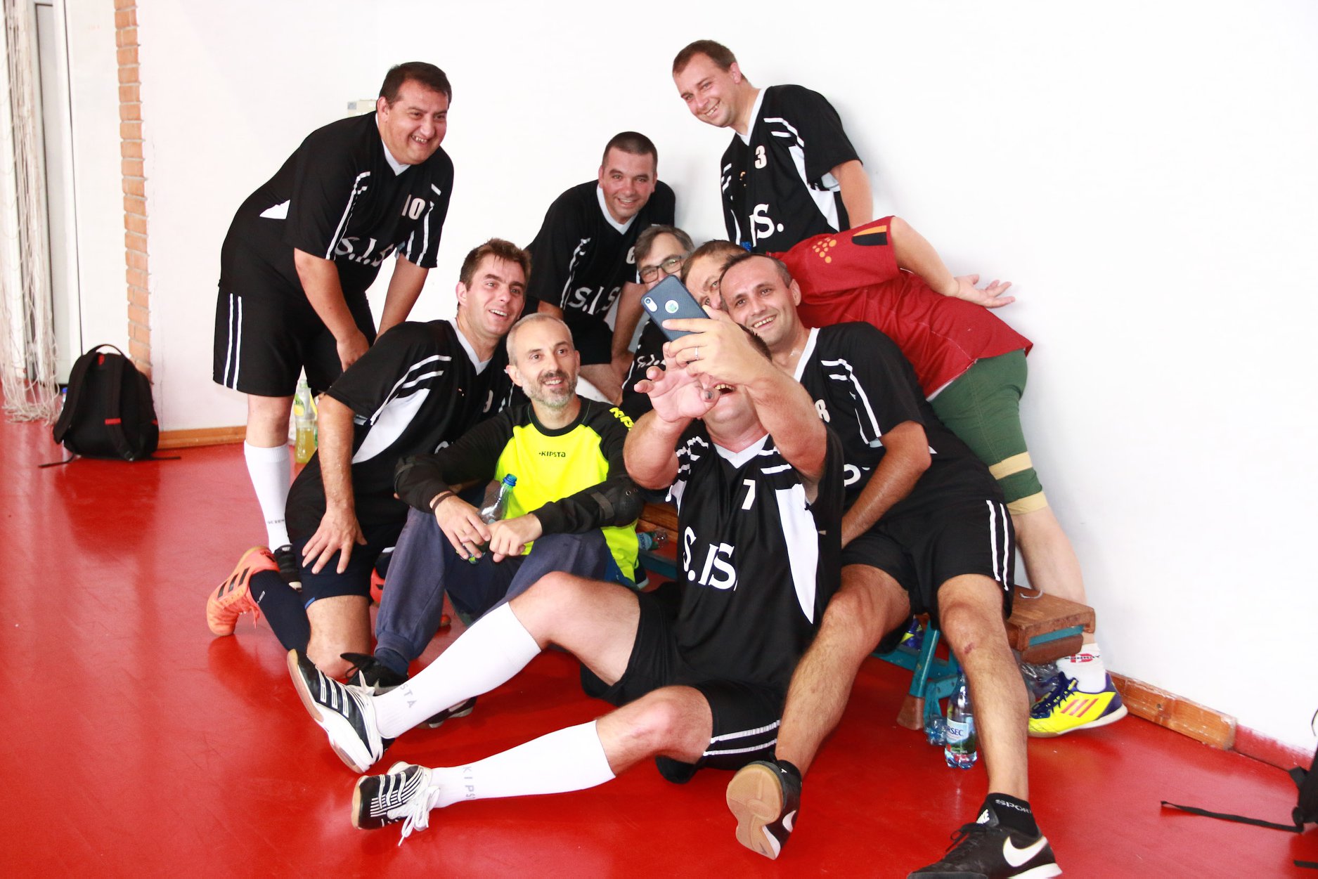 FOTOGALERIE. Cum joacă preoții fotbal. Campionat, rugăciuni și emoții la Satu Mare