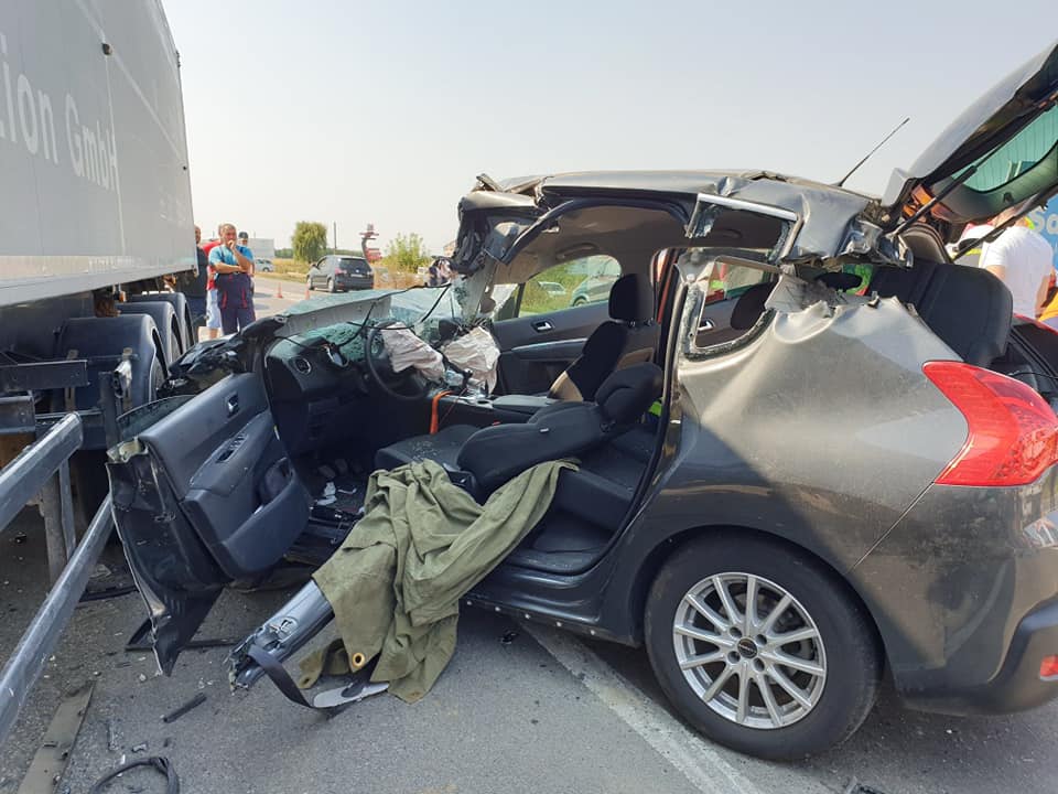 FOTO. Concluziile polițiștilor după impactul dintre o mașină și un TIR pe DN 19