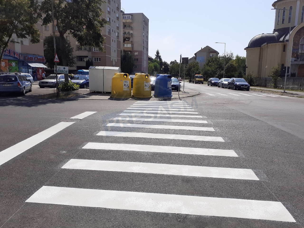 FOTO. Sătmarul minunilor! Cine-a pus trecerea de pietoni în calea pubelelor?!