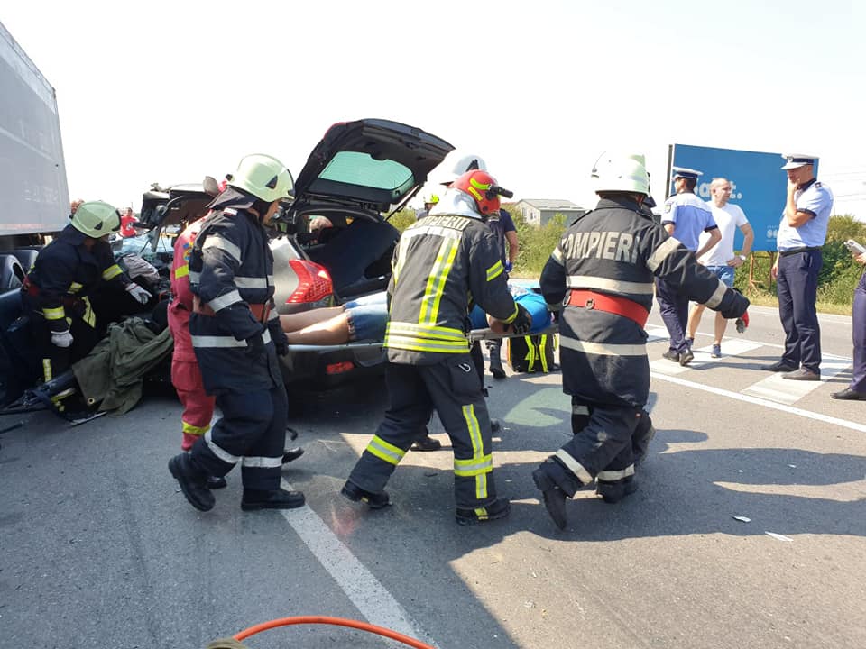 FOTOGALERIE. Impact teribil între un TIR și o mașină! Două victime, pe DN 19