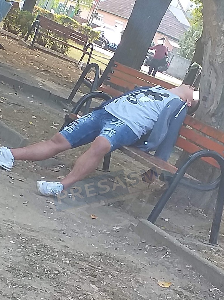 FOTO. Minor, aparent drogat, leșinat pe o bancă în zona Solidarității. Imagine tragică