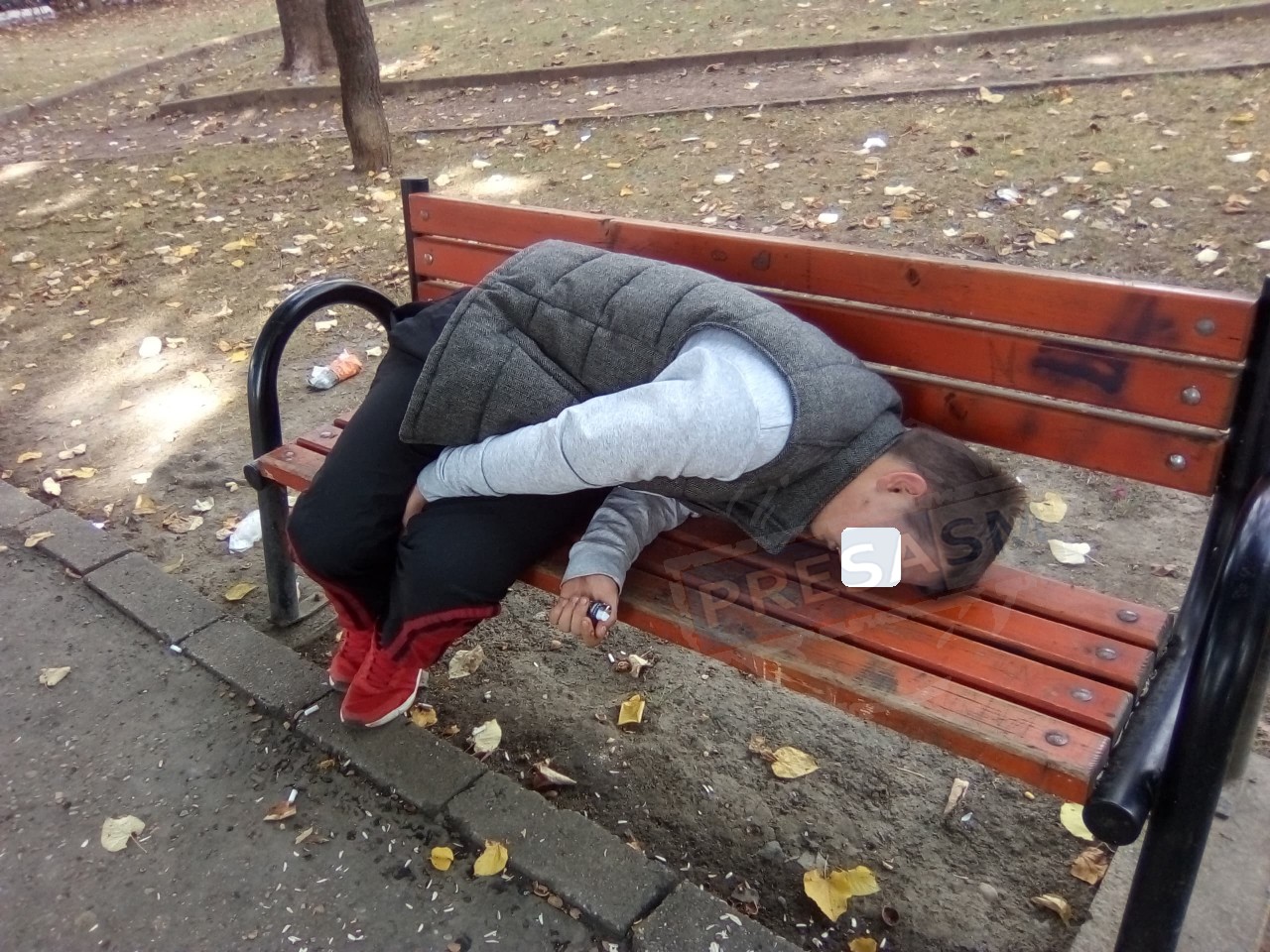 FOTO. Încă un minor răpus de droguri în Satu Mare. Leșinat pe bancă, în plină zi
