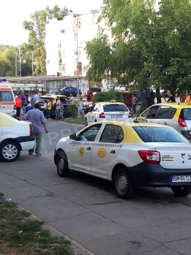 FOTO/VIDEO. Scandal monstru! O taximetristă a lovit un copil! Taximetriștii și rromii, la un pas de bătaie