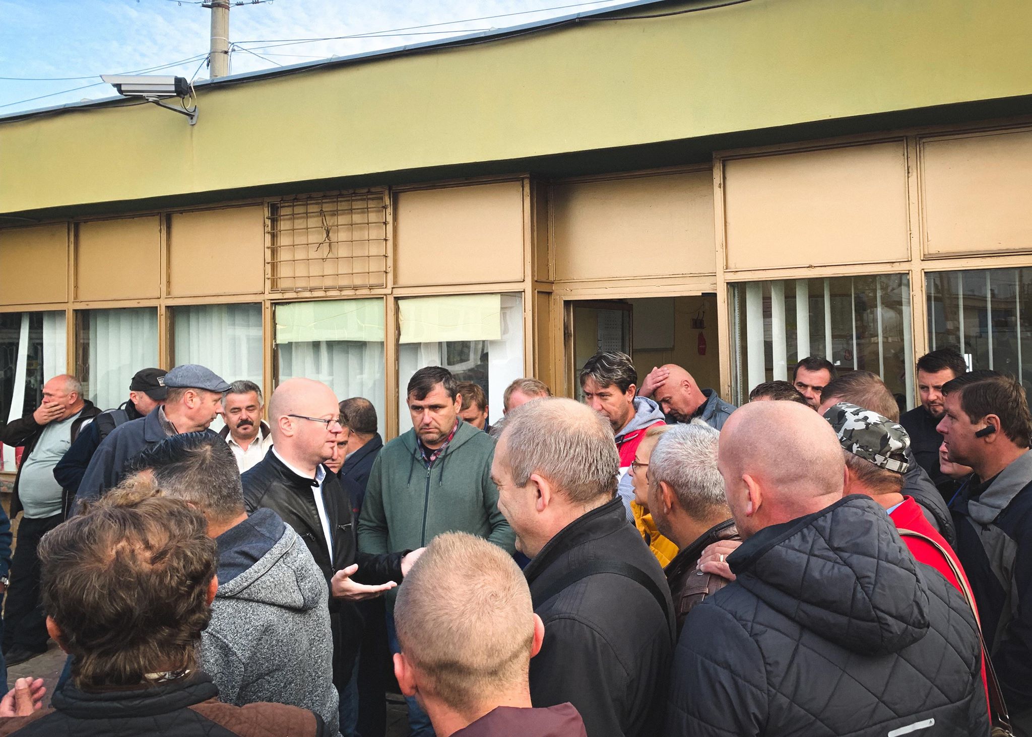 FOTO. Greva de la Transurban s-a încheiat. Autobuzele, din nou pe străzile Sătmarului