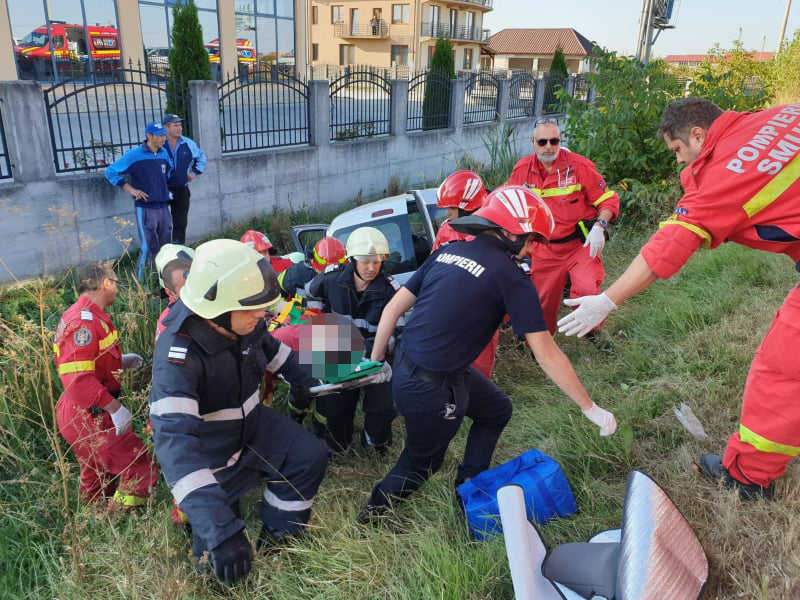 FOTO. Accident grav pe DN19. O șoferiță încarcerată, cu mașina în șanț