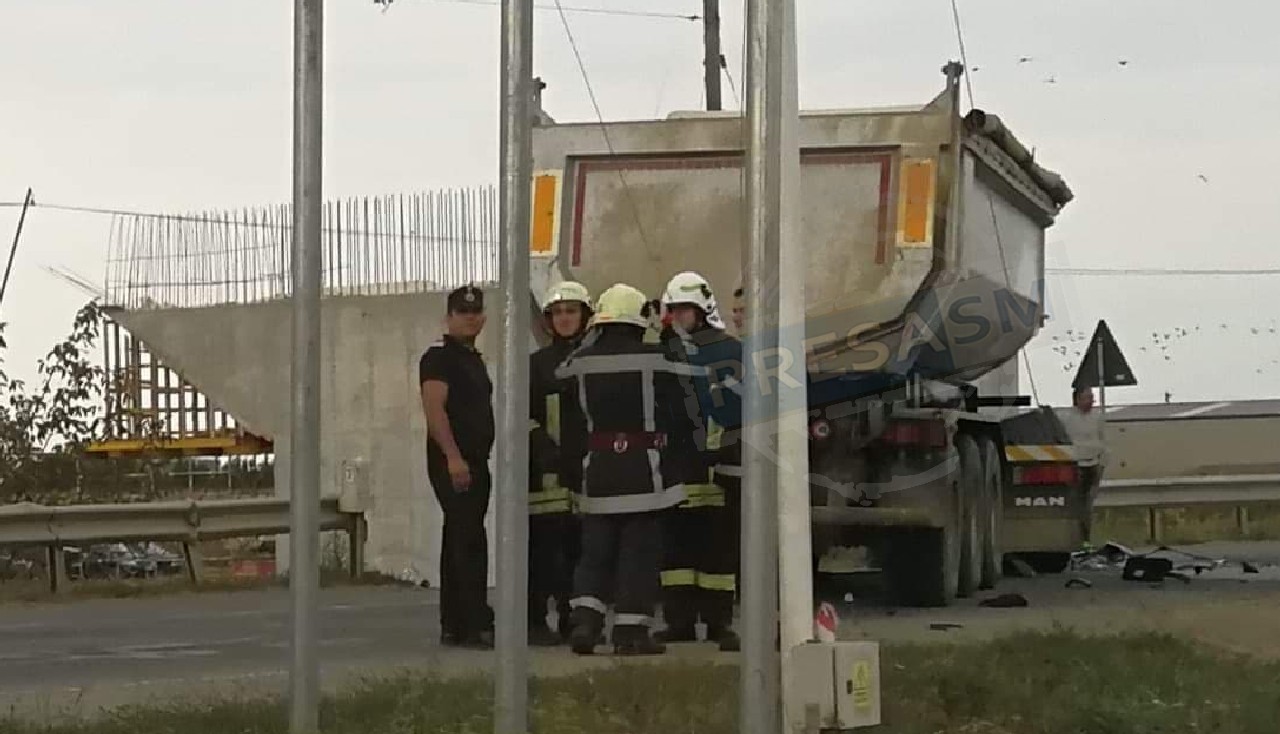 FOTO. Accident pe Drumul Careiului. Impact între un VW și o Skoda