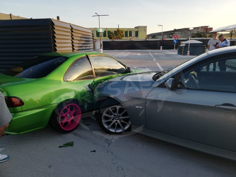 FOTO. Impact dur între un BMW și o Honda în parcarea supraetajată a mall-ului NEPI