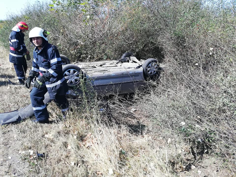 FOTO. Accident în județ. Șoferița a ajuns cu mașina în șanț