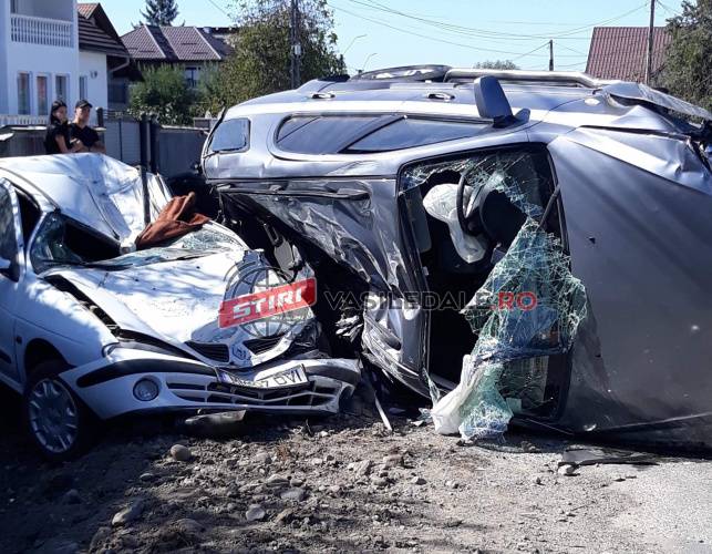 FOTO. IRONIE. Tânărul a distrus mașinile polițistului care i-a suspendat permisul. Totul s-a întâmplat din neatenție