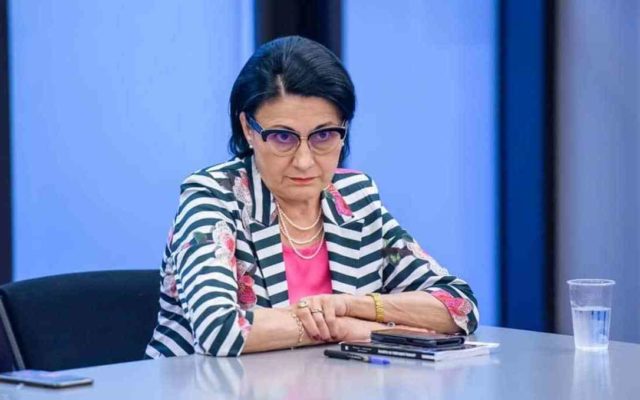 Andronescu, despre profesoara reținută de la Satu Mare: "Nu este la prima abatere. Medicul îi dă avizul"