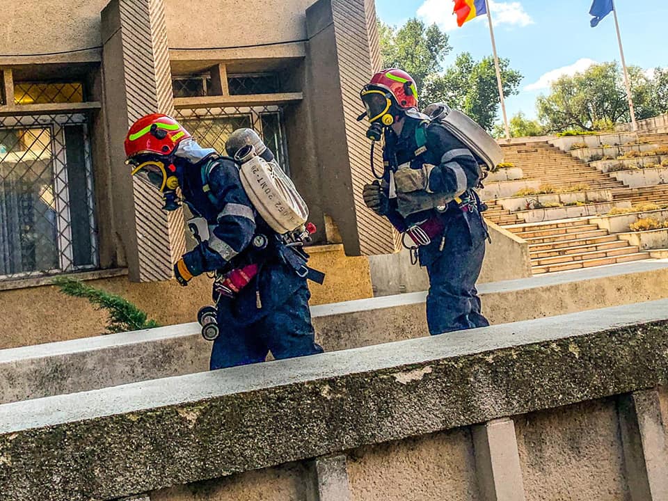 FOTOGALERIE. Pompierii au simulat în cât timp îi salvează pe cei din Palatul Administrativ