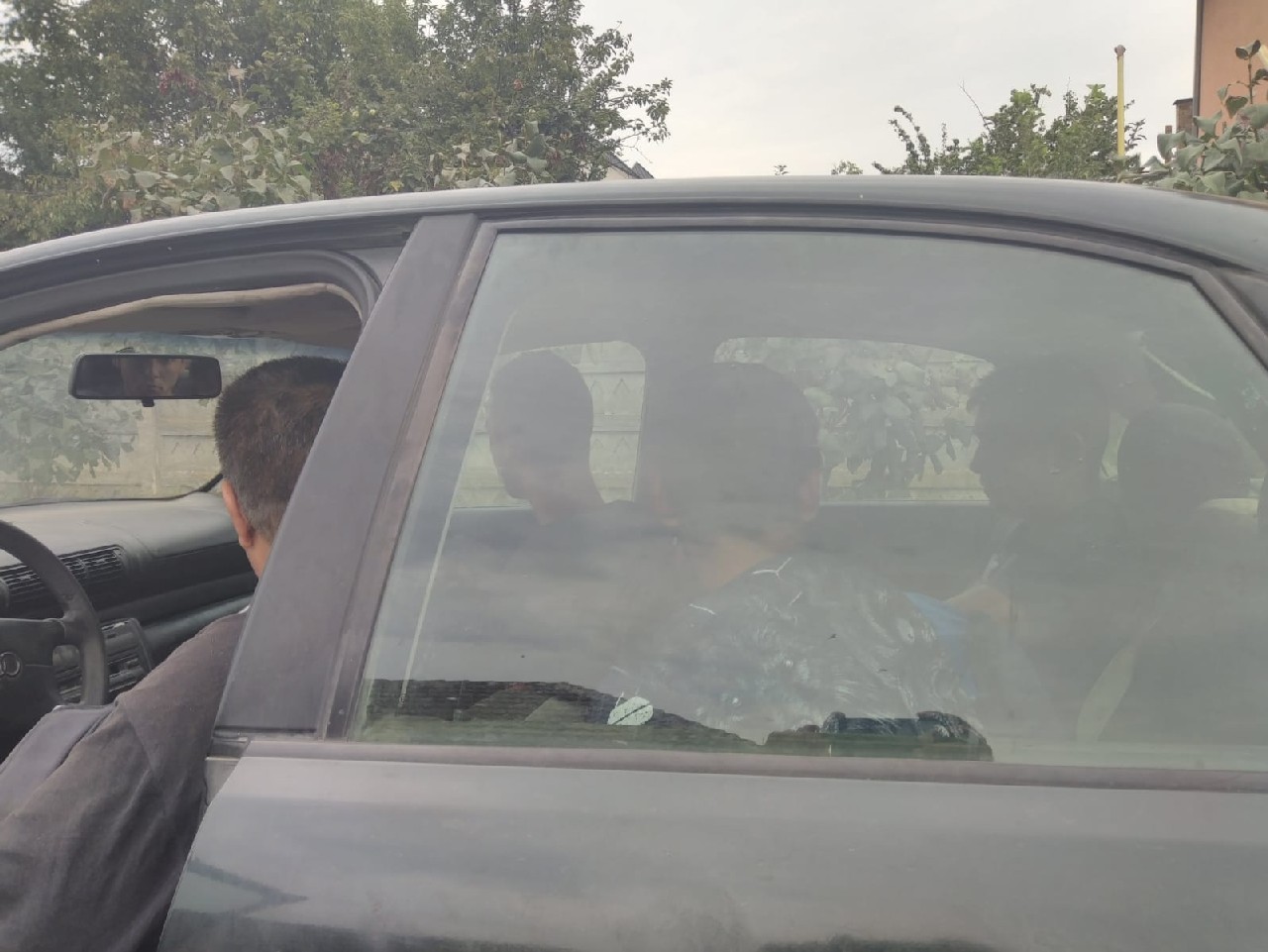 FOTO. Cum se drogau patru sătmăreni, în plină zi. Prinși în flagrant