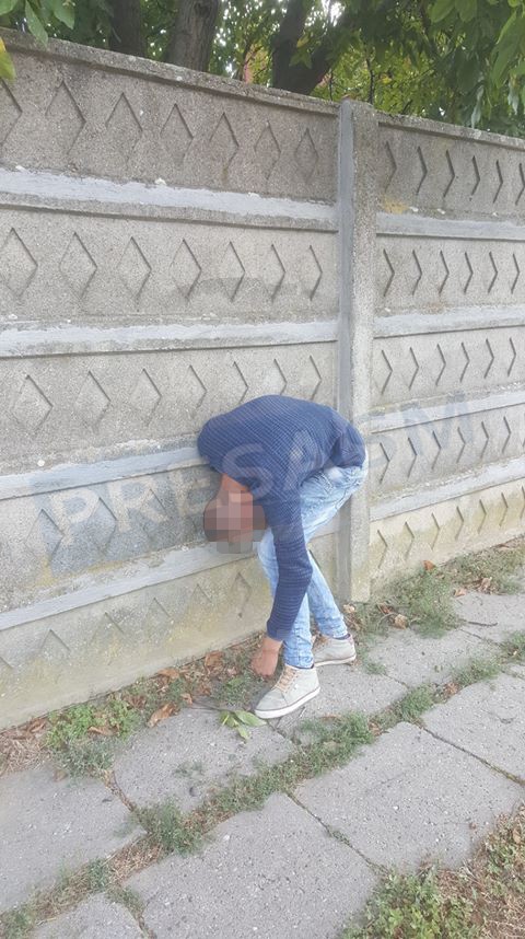 FOTO. Tânăr aparent drogat, ziua în amiaza mare, în cartierul Soarelui