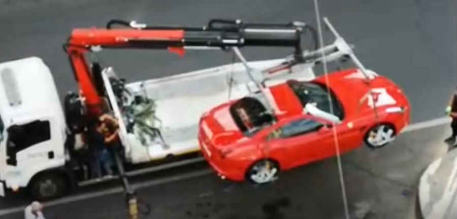 Ferrari ridicat! Polițiștii locali, cu ochii pe mașinile de fițe parcate neregulamentar