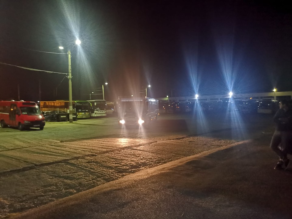 Șoferii Transurban au continuat greva. Călătorii, lăsați să aștepte în stații