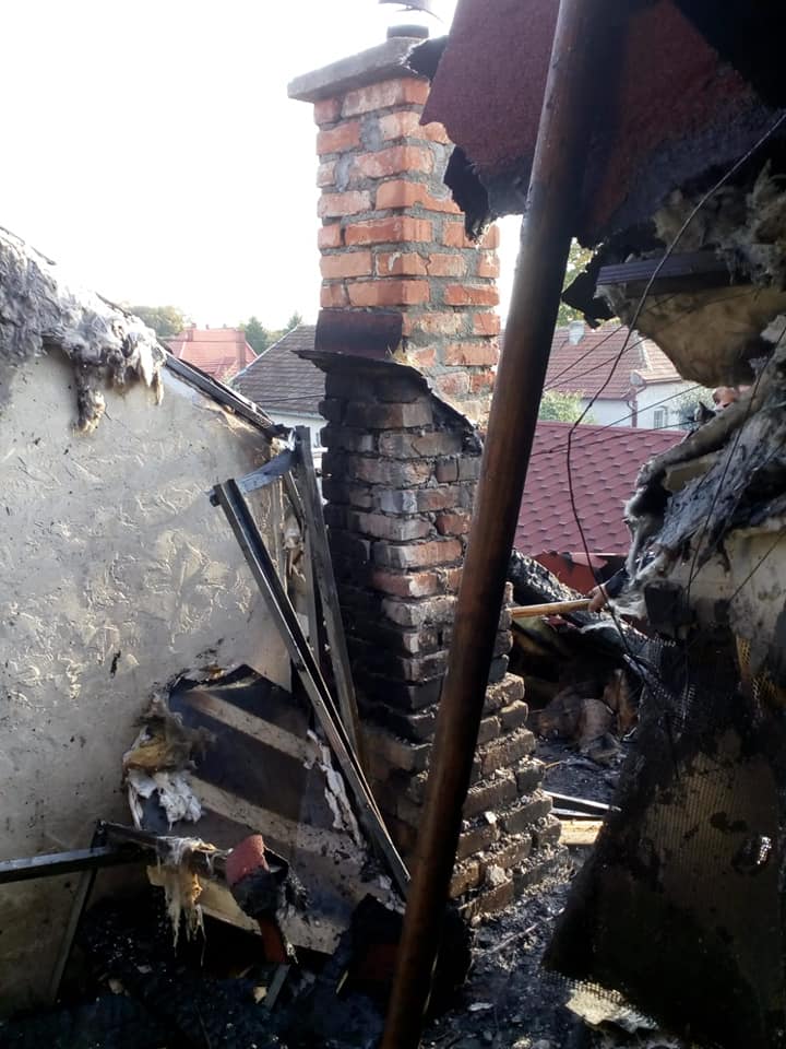 FOTO. Incendiu la Carei. Totul a început de la coșul de fum