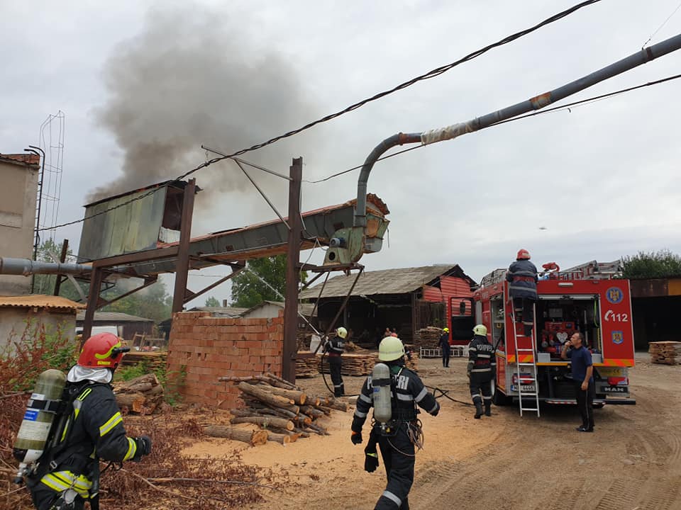 FOTO/VIDEO. Incendiu la o fabrică de mobilă din județ. Intervenție în forță a pompierilor