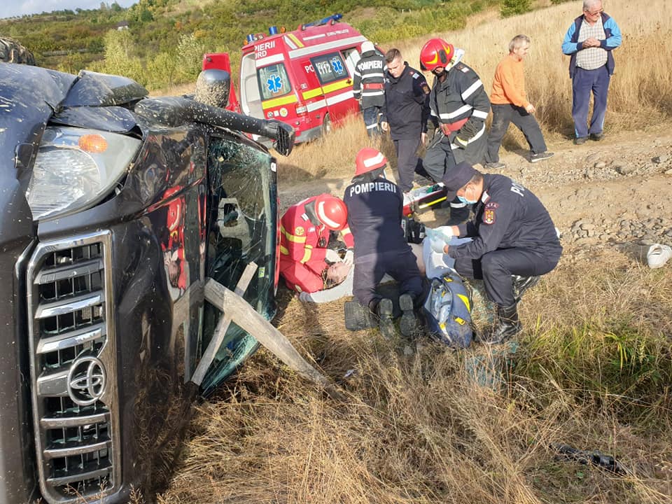 FOTOGALERIE. A căzut mașina peste un tânăr. În stop cardiac, preluat de un elicopter SMURD