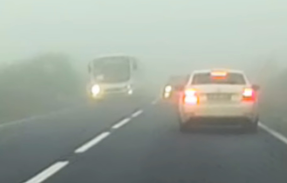VIDEO. La un pas de o coliziune frontală. Ceața a făcut probleme în trafic