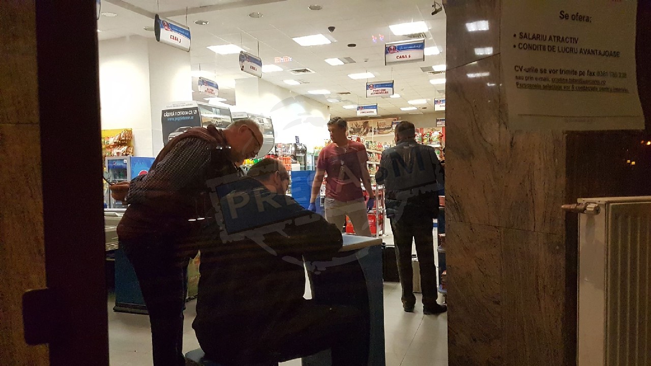 FOTO/VIDEO. Spargere la magazinul Unicarm din centru. Hoțul a acționat violent și rapid
