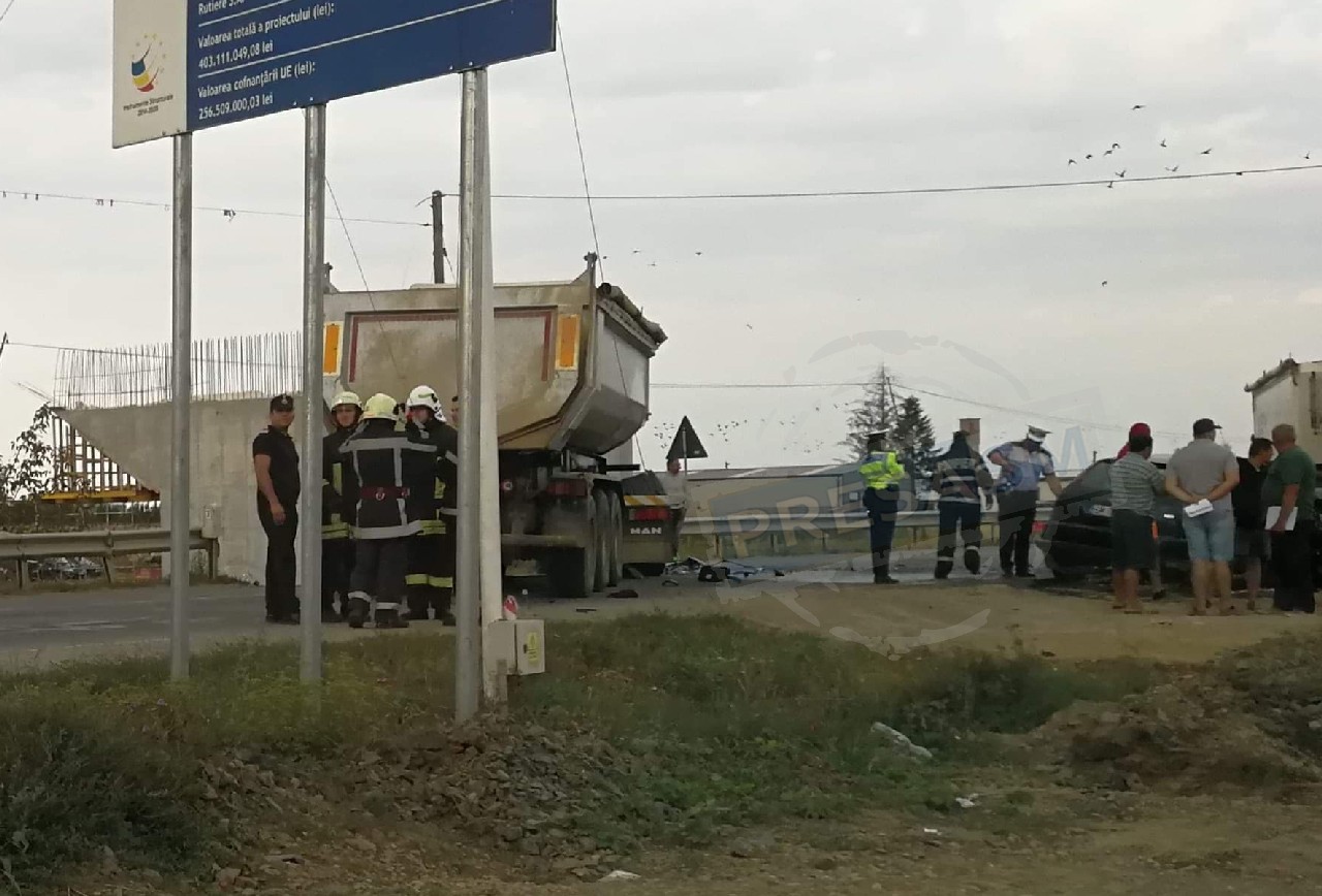 FOTO. Impact între un camion și un autoturism, pe Drumul Careiului. Șofer la Urgență