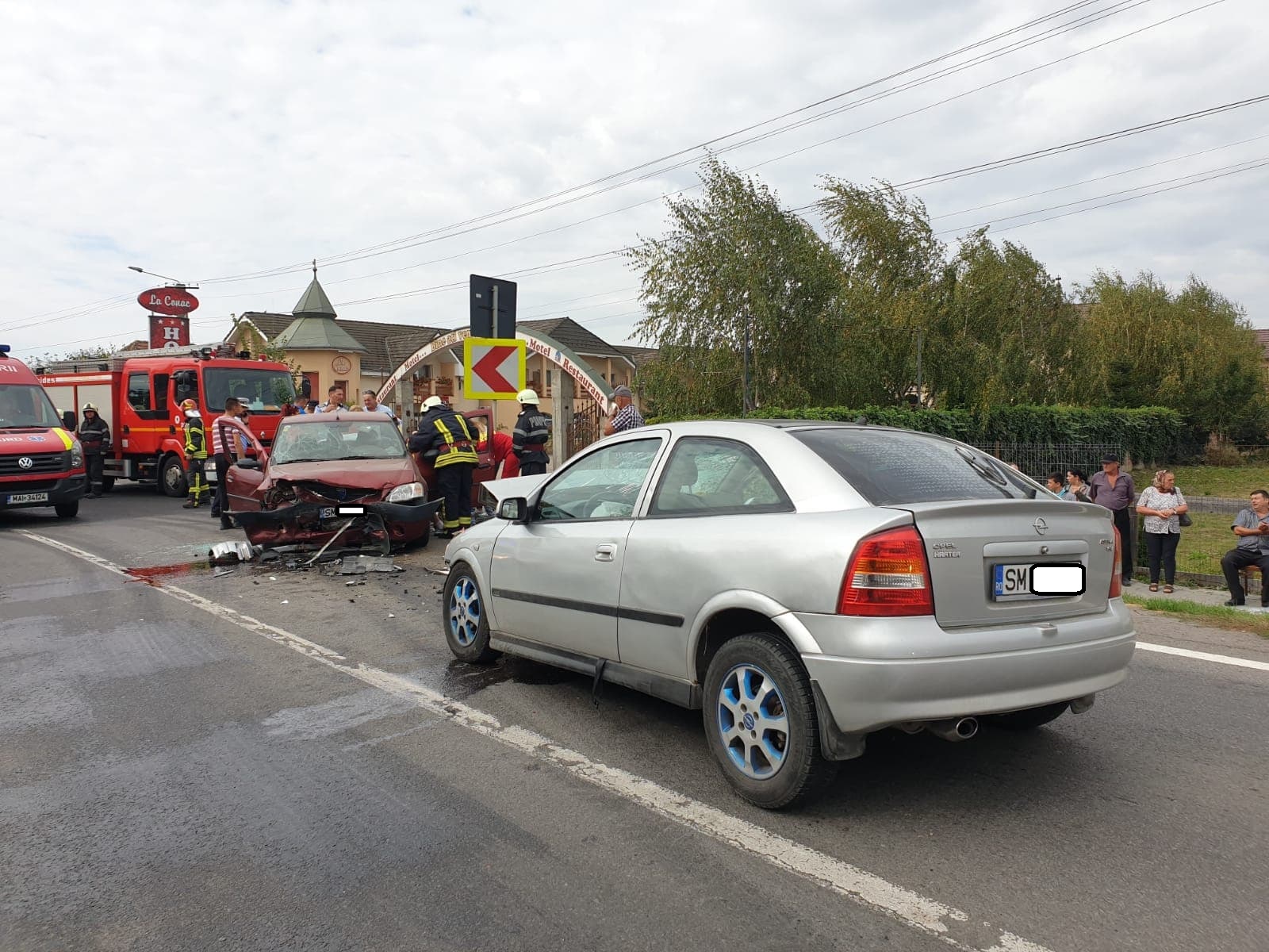 FOTOGALERIE. Accident teribil, cu patru victime, în Botiz! Impact frontal între două mașini