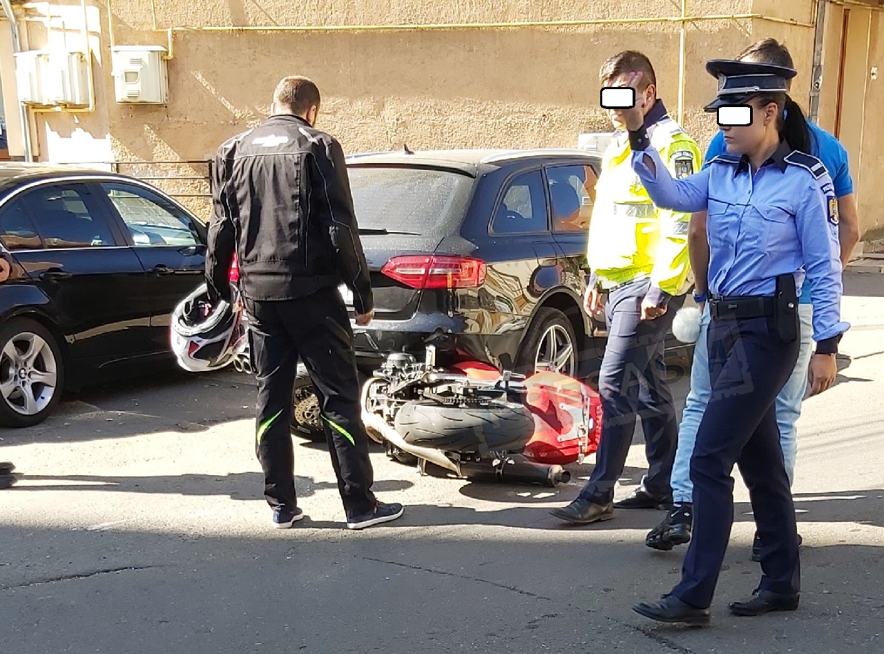 FOTOGALERIE. Un tănăr a ajuns cu motocicleta sub mașină, în centrul Sătmarului!