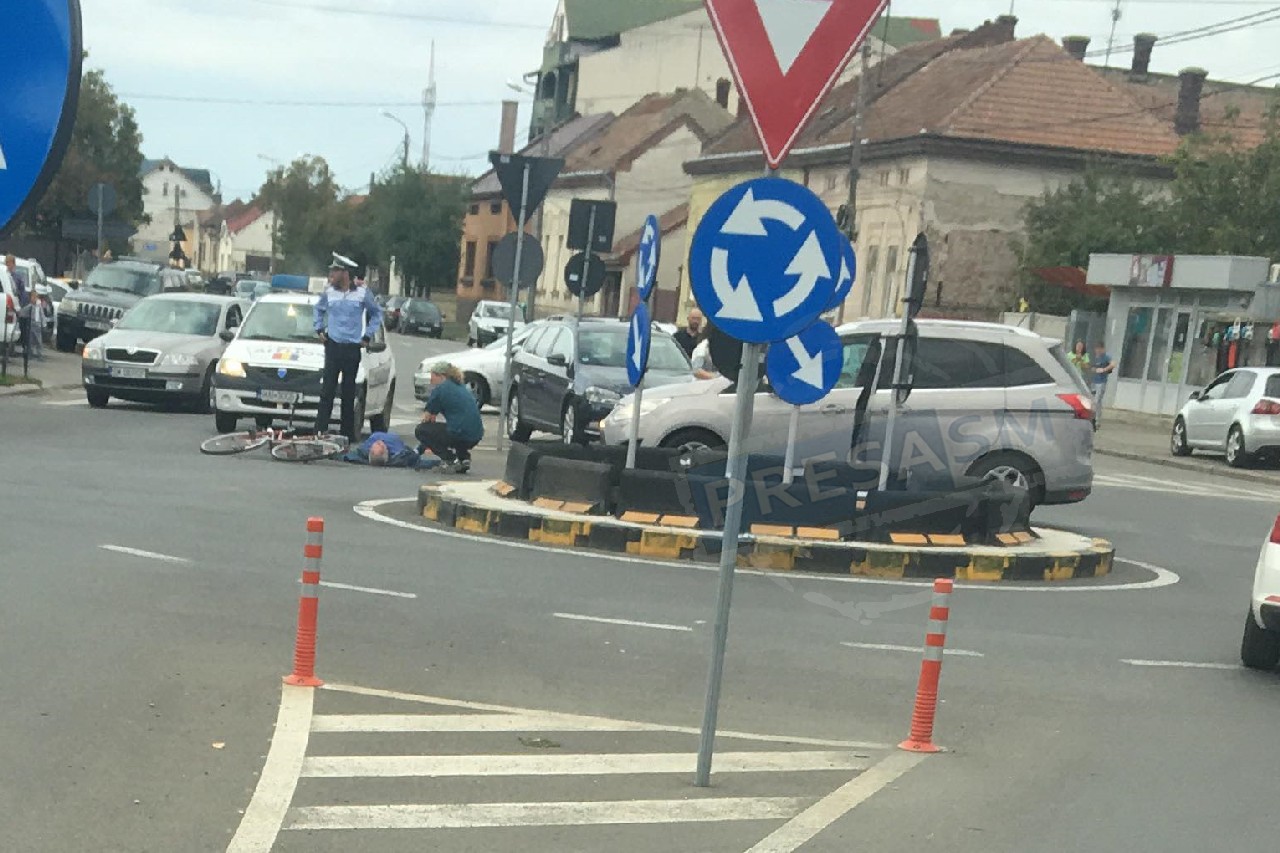 FOTO. Accident în sensul giratoriu. Biciclist lovit de o mașină