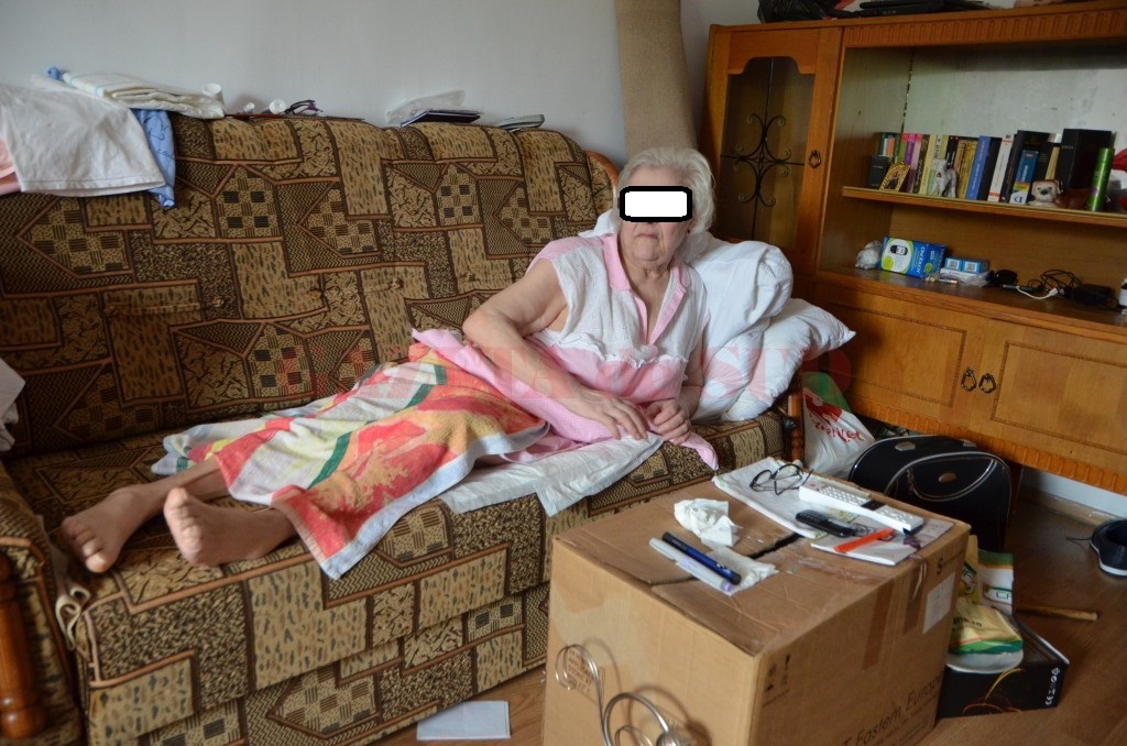 O oșancă și-a bătut și umilit mama imobilizată la pat. Cu picioarele și un scaun