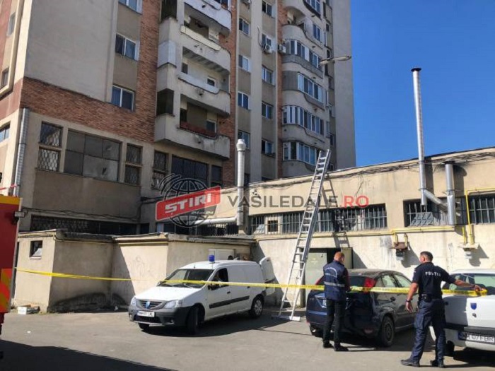 FOTO/VIDEO. Doi frați s-au aruncat de la etajul 5 al unui bloc. Unul a decedat, altul în stare gravă