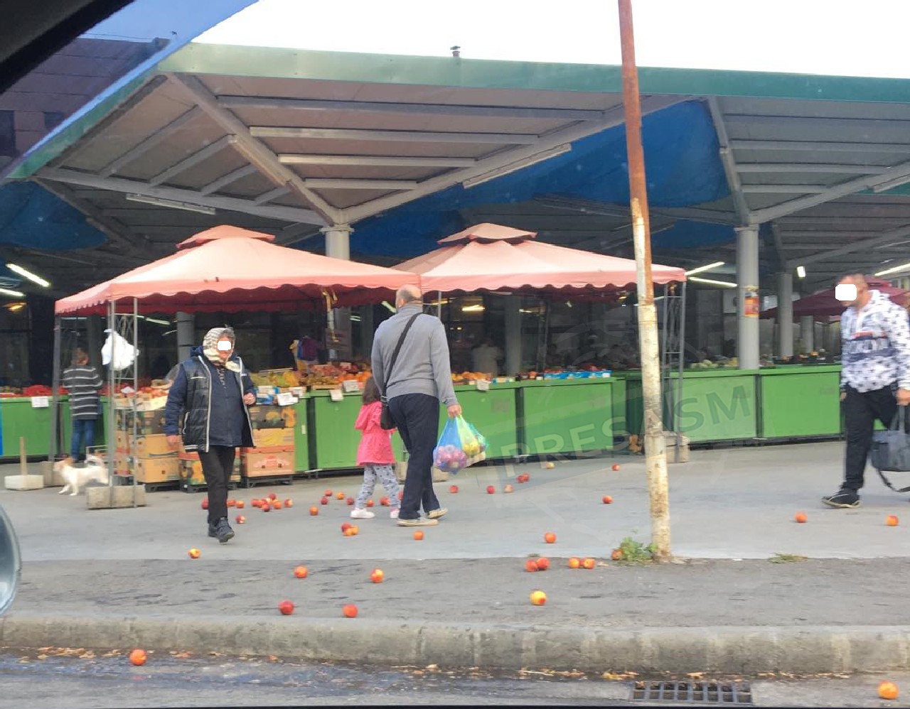 FOTO. Elicopterul SMURD a răvășit Piața Someș. A zburat prea jos și a împrăștiat marfa